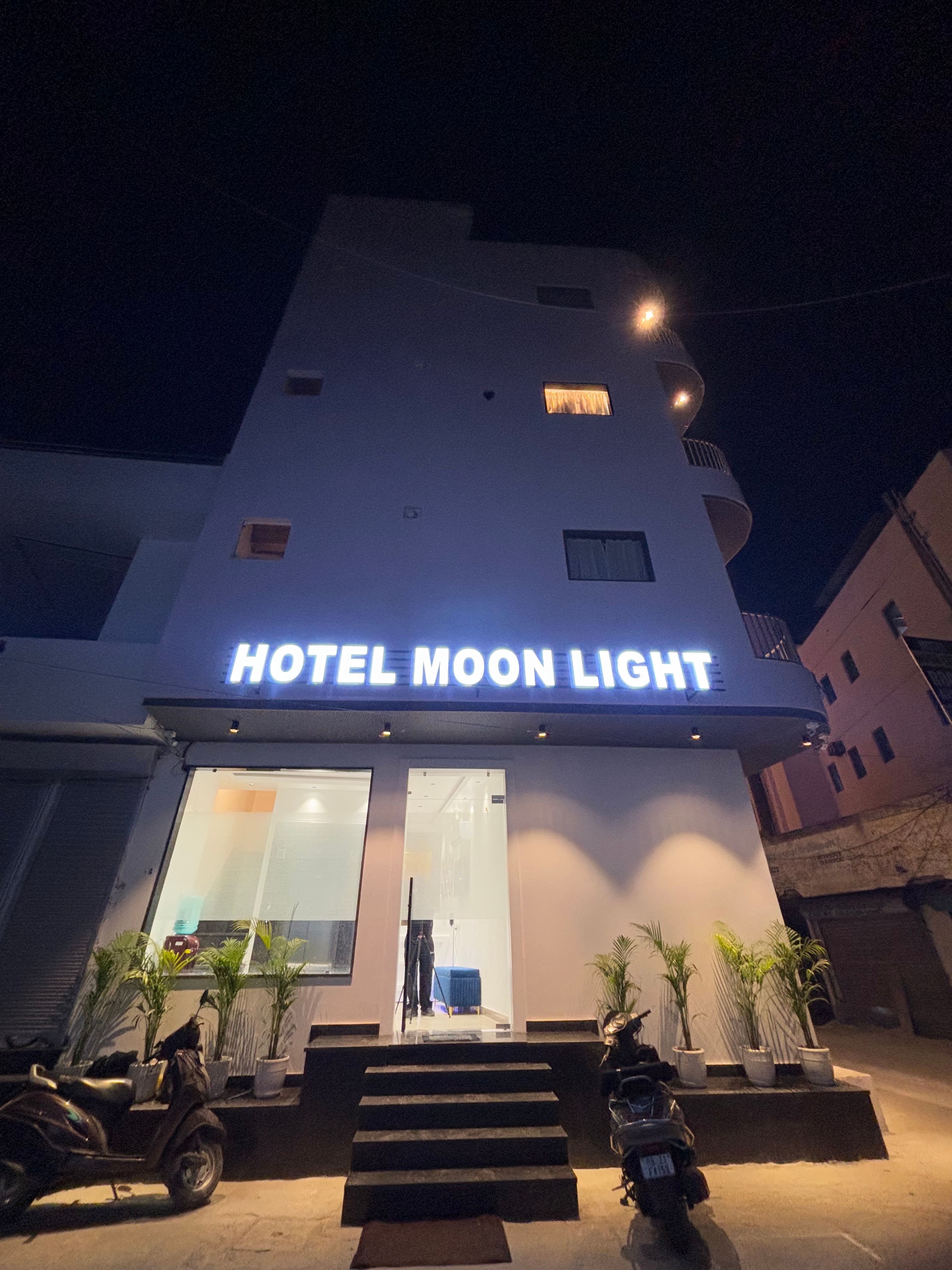 Hotel Moon Light - Tap to explore photos