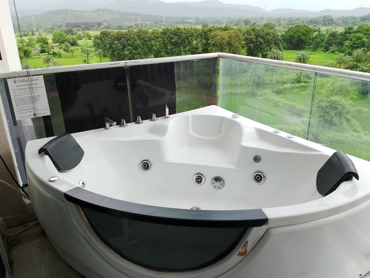 Chill0ut space with Jacuzzi 1