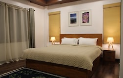 Bedroom 1/ Chrysanthemum