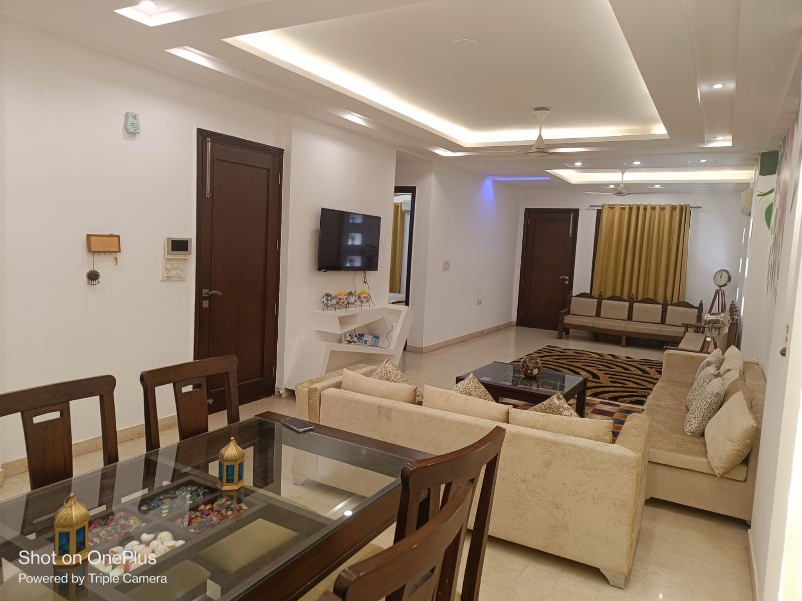 BnBBuddy Stupendous Home In Shalimar Bagh - Tap to explore photos