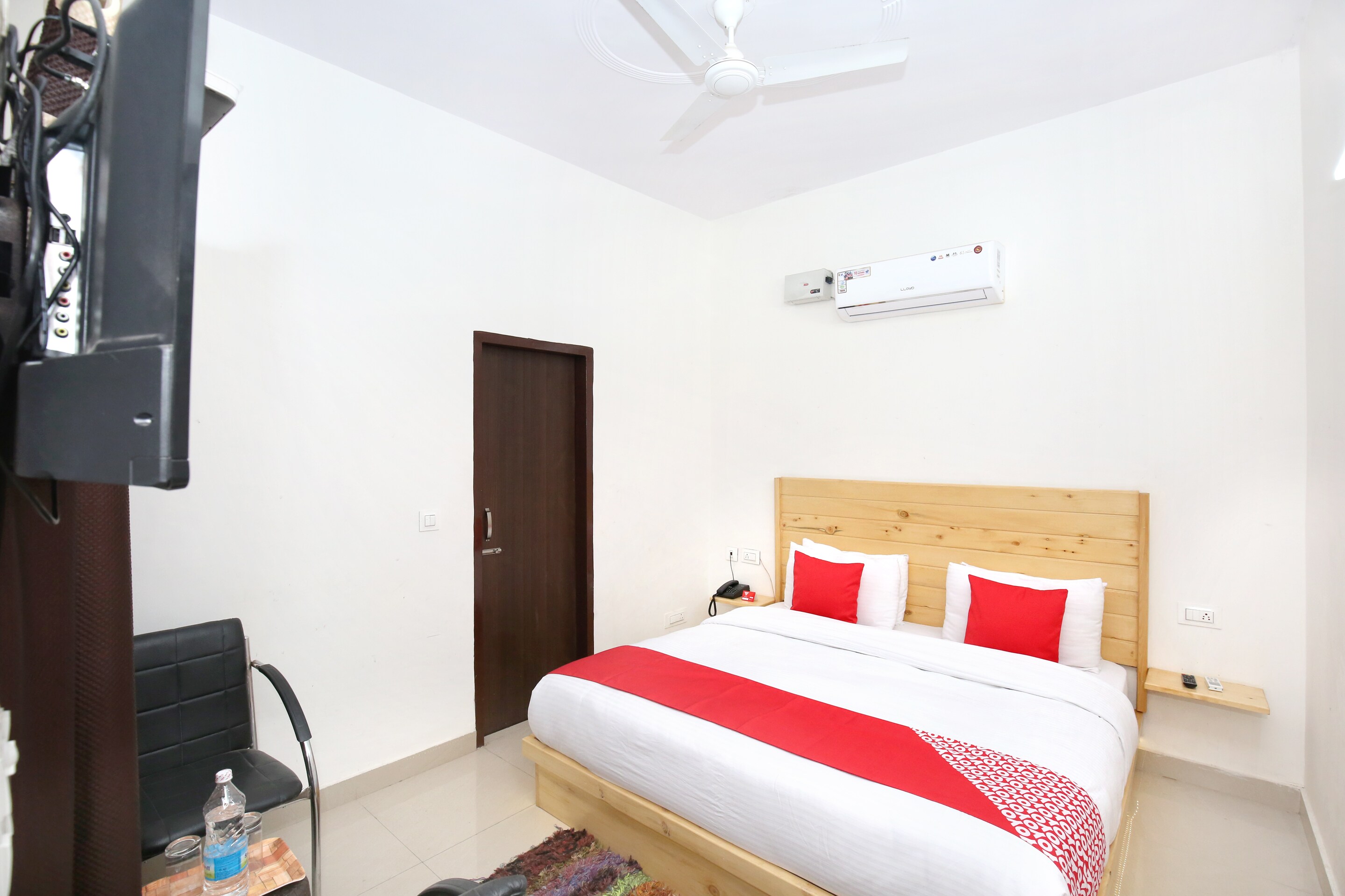 Hotel O Chandigarh - Tap to explore photos