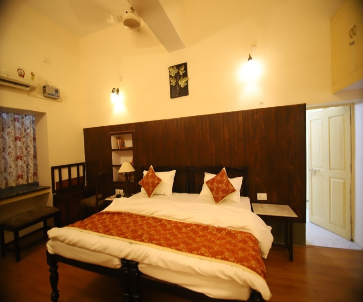 The Sarovar Palace Prayagraj - Tap to explore photos