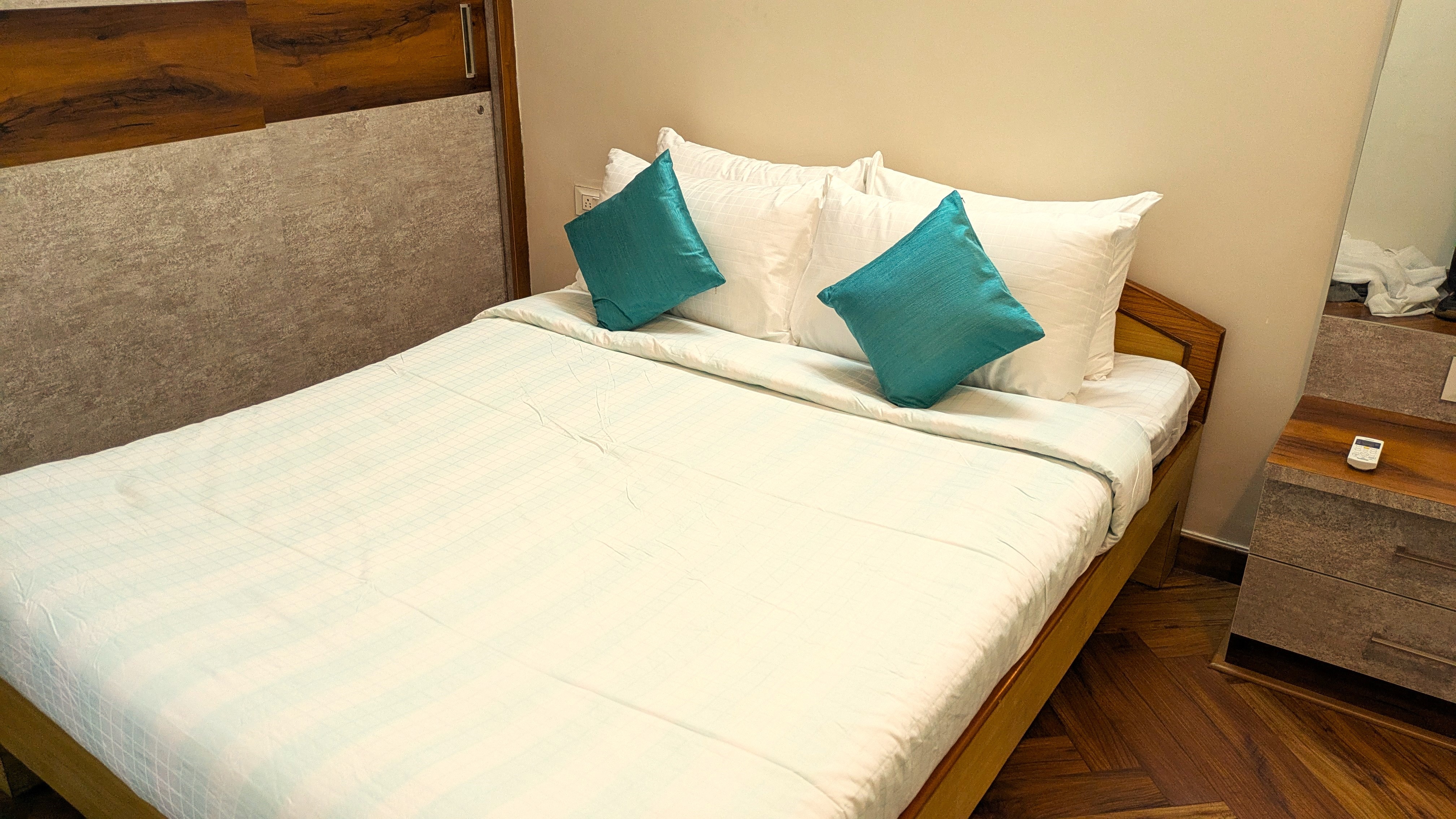 Lavelle Suite by Leaf 3BHK AC in Central Bangalore - Tap to explore photos