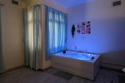 AP Luxe Stays Jacuzzi & Home Theater, Delhi