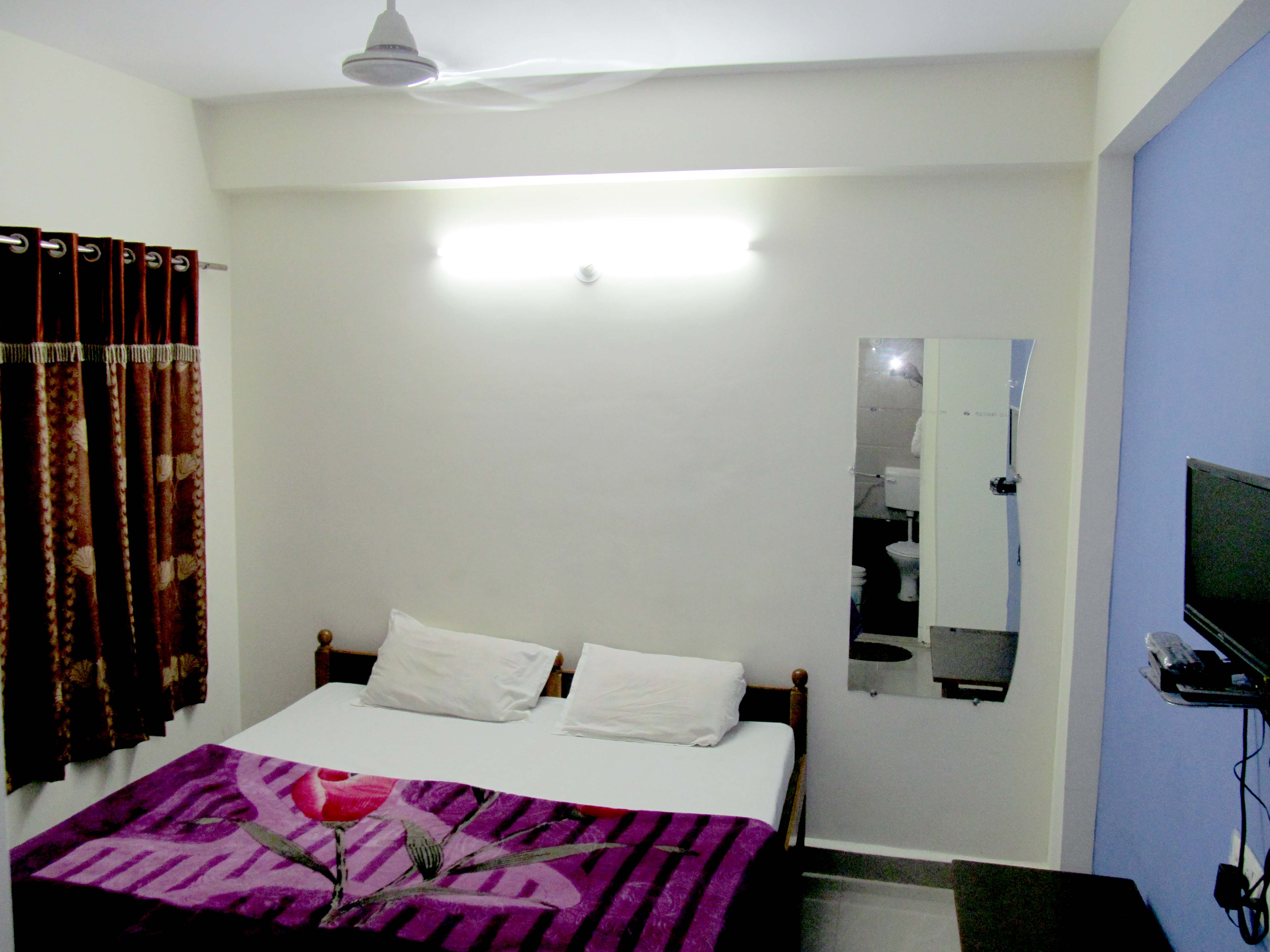 Hotel Shrinivas - Tap to explore photos