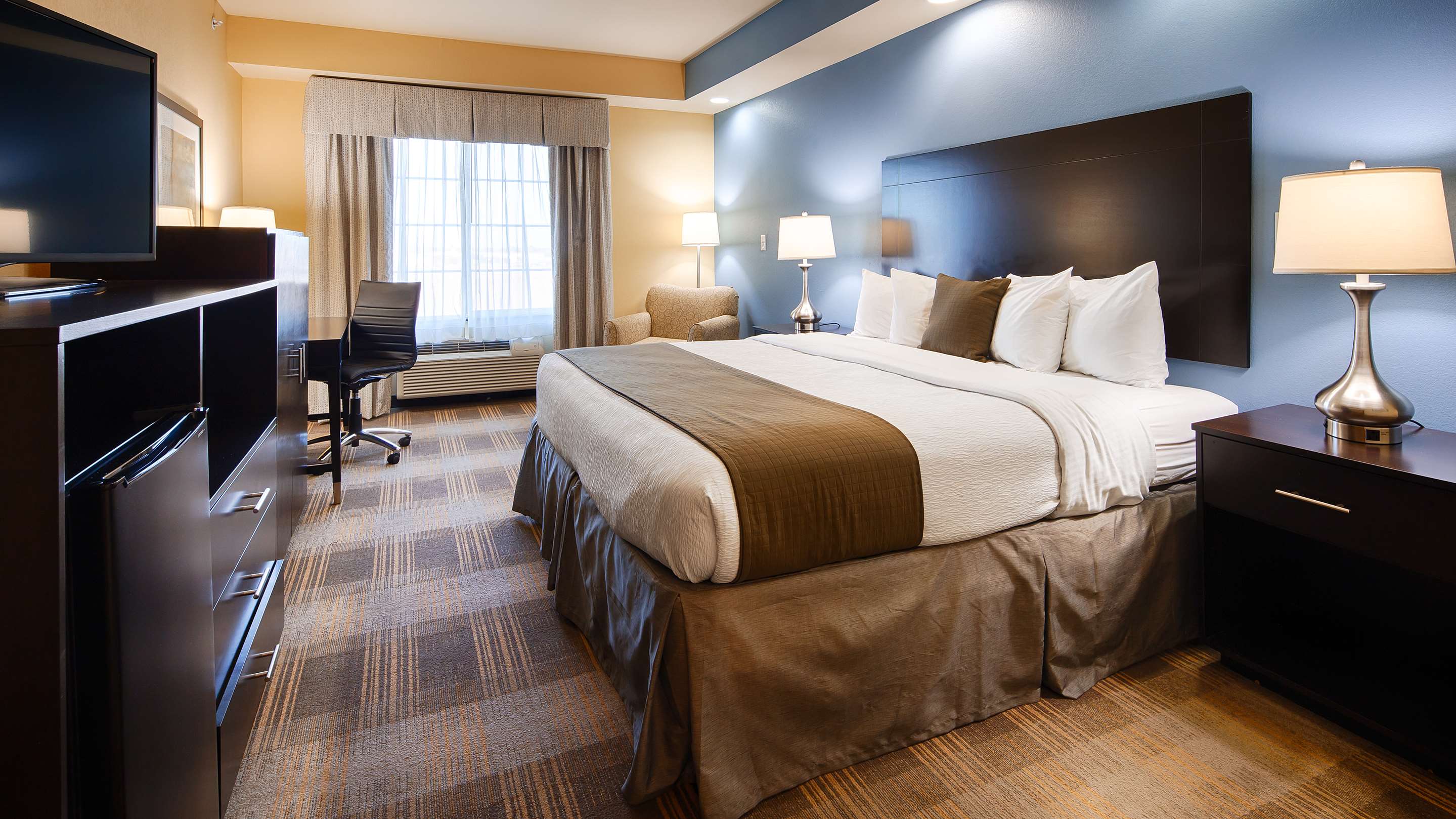 Best Western Plus Fort Worth Forest Hill Inn & Suites - Tap to explore photos