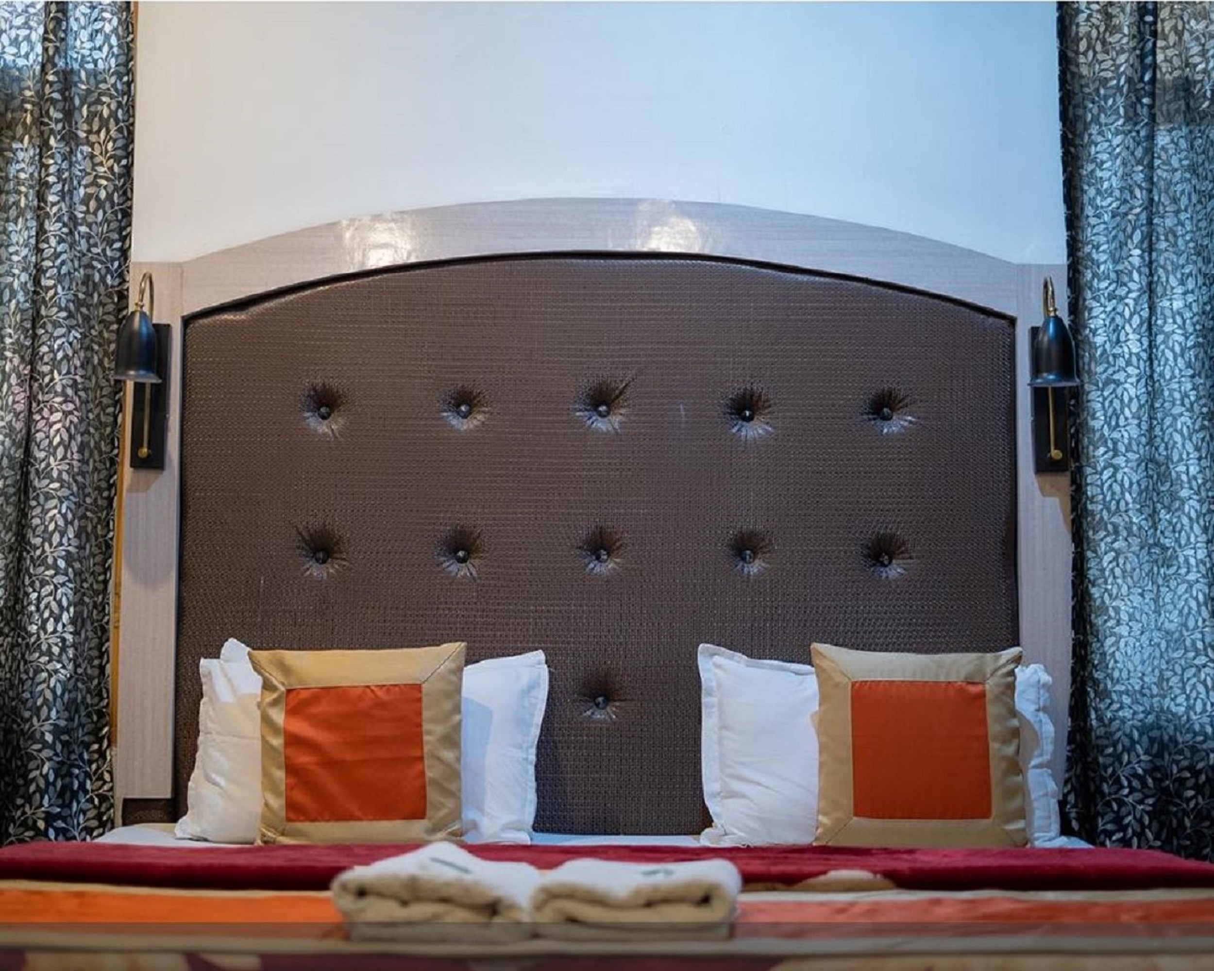 Hotel Al Azrah, Rajbagh Srinagar - Tap to explore photos