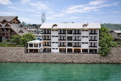 Hotel River View  Jhelum Riverside by Aura Stays, Srinagar