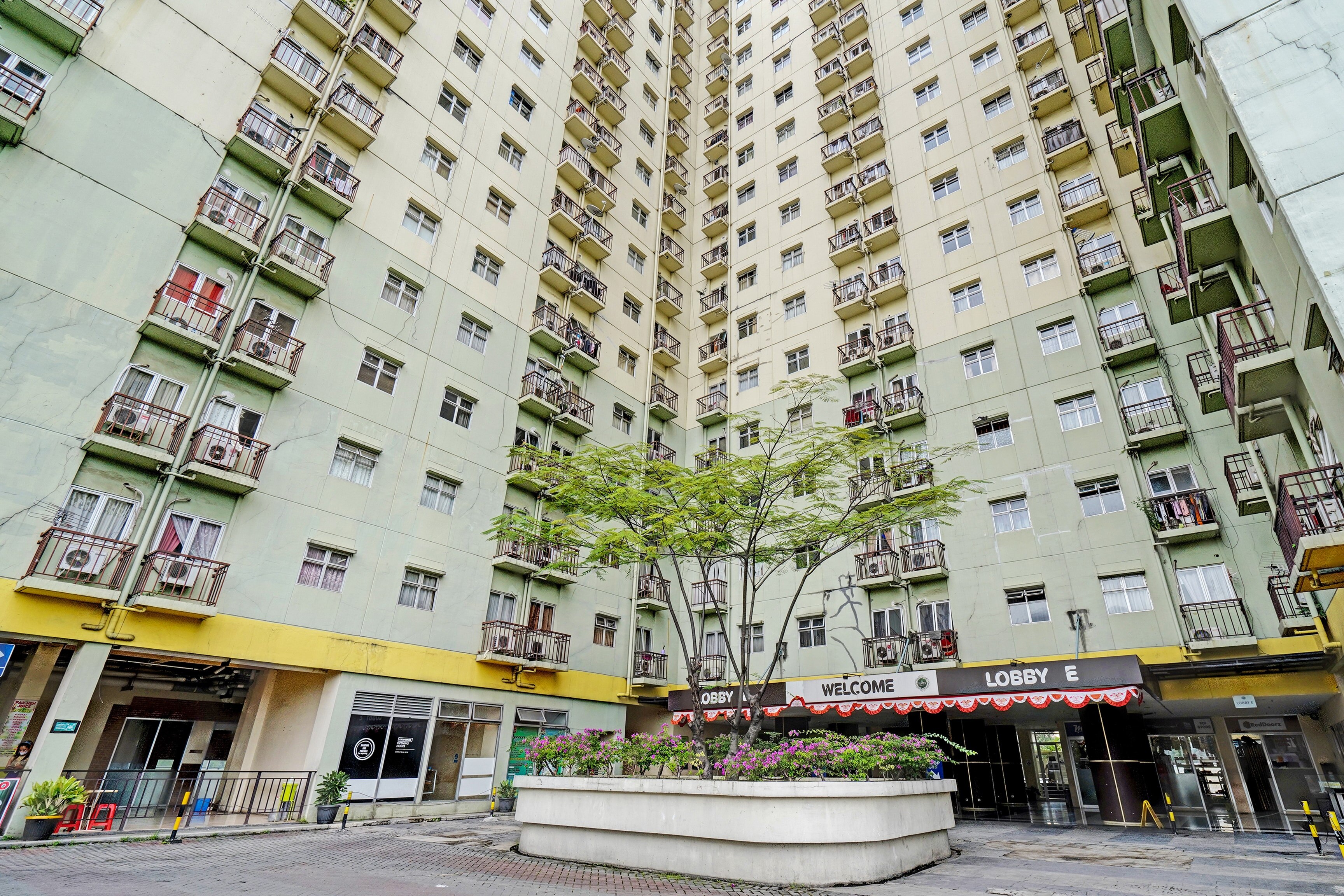 OYO 93439 The Suites Metro Apartment By Interindo - Tap to explore photos