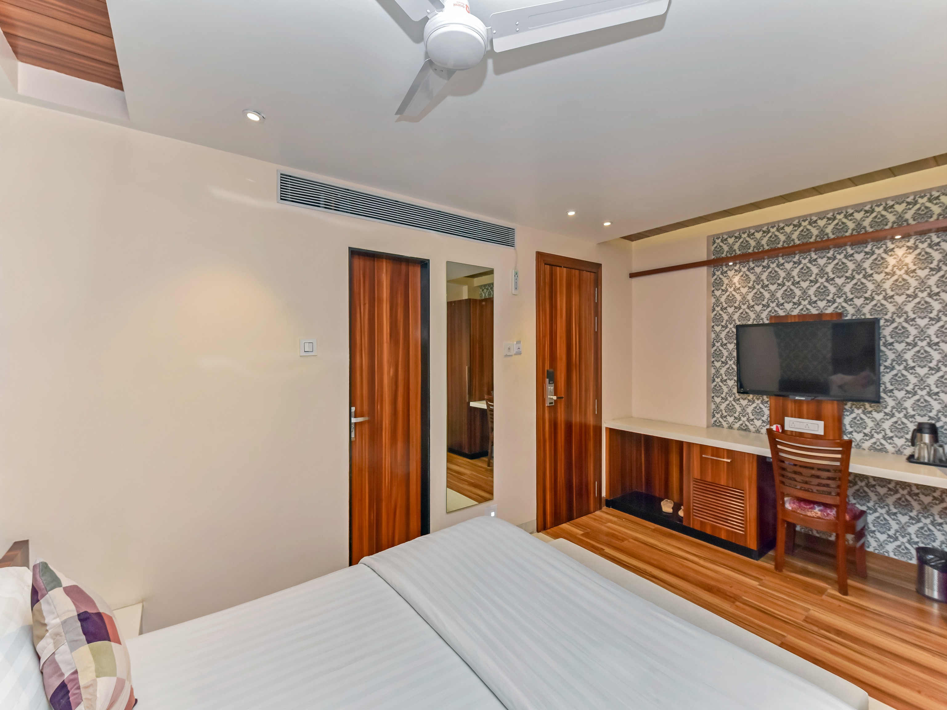 Hotel Sangat Regency - Tap to explore photos