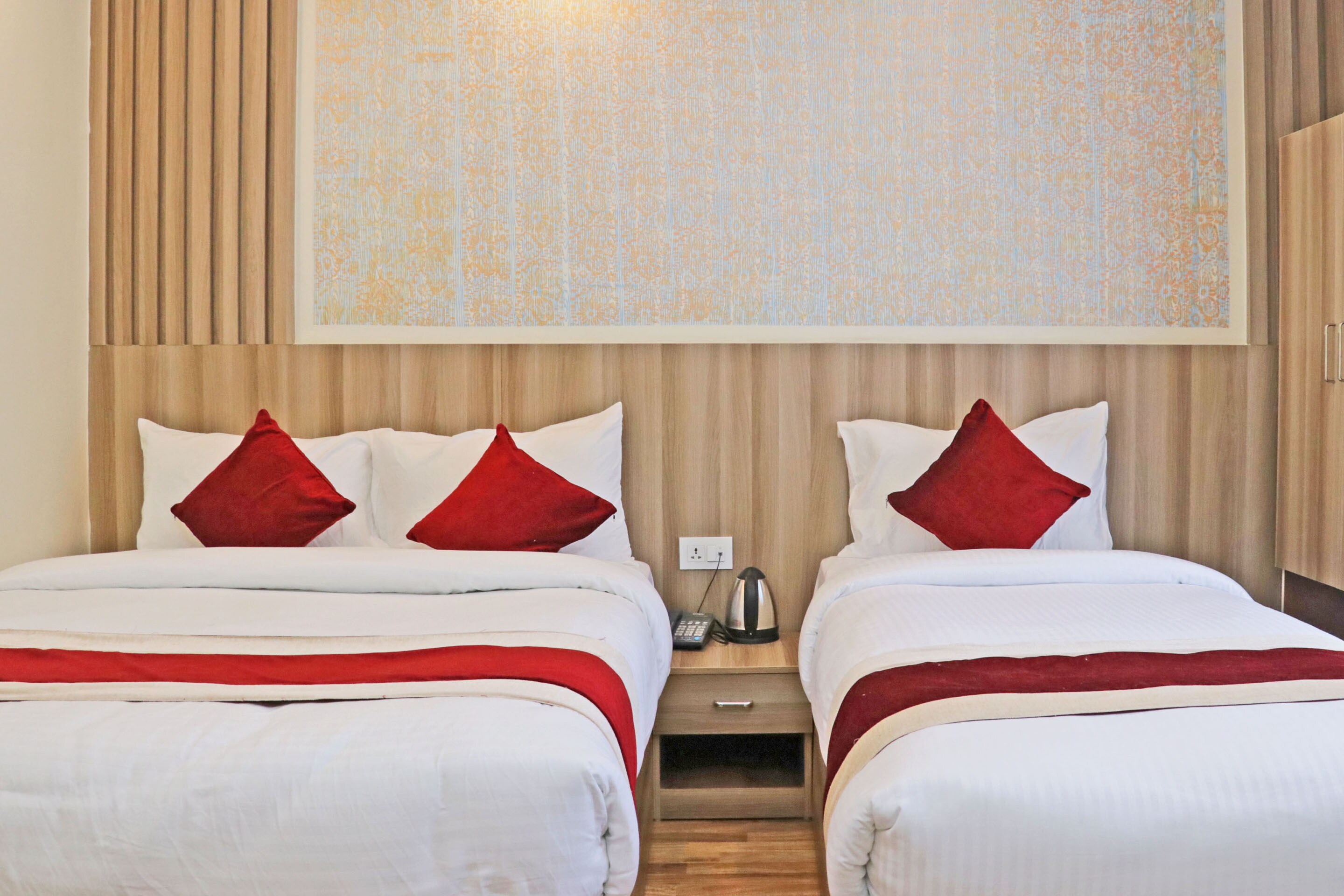 OYO 806 Hotel Royal Emperor - Tap to explore photos