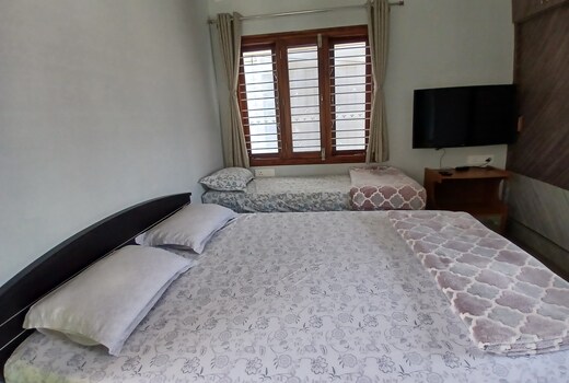 Studio with Private Terrace Near Airport