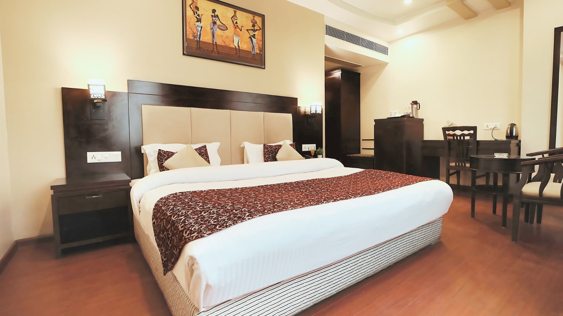 Gold Leaf Hotel - 1 Km from City Palace - Tap to explore photos