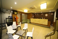 The Oaks Comforts, Hubli