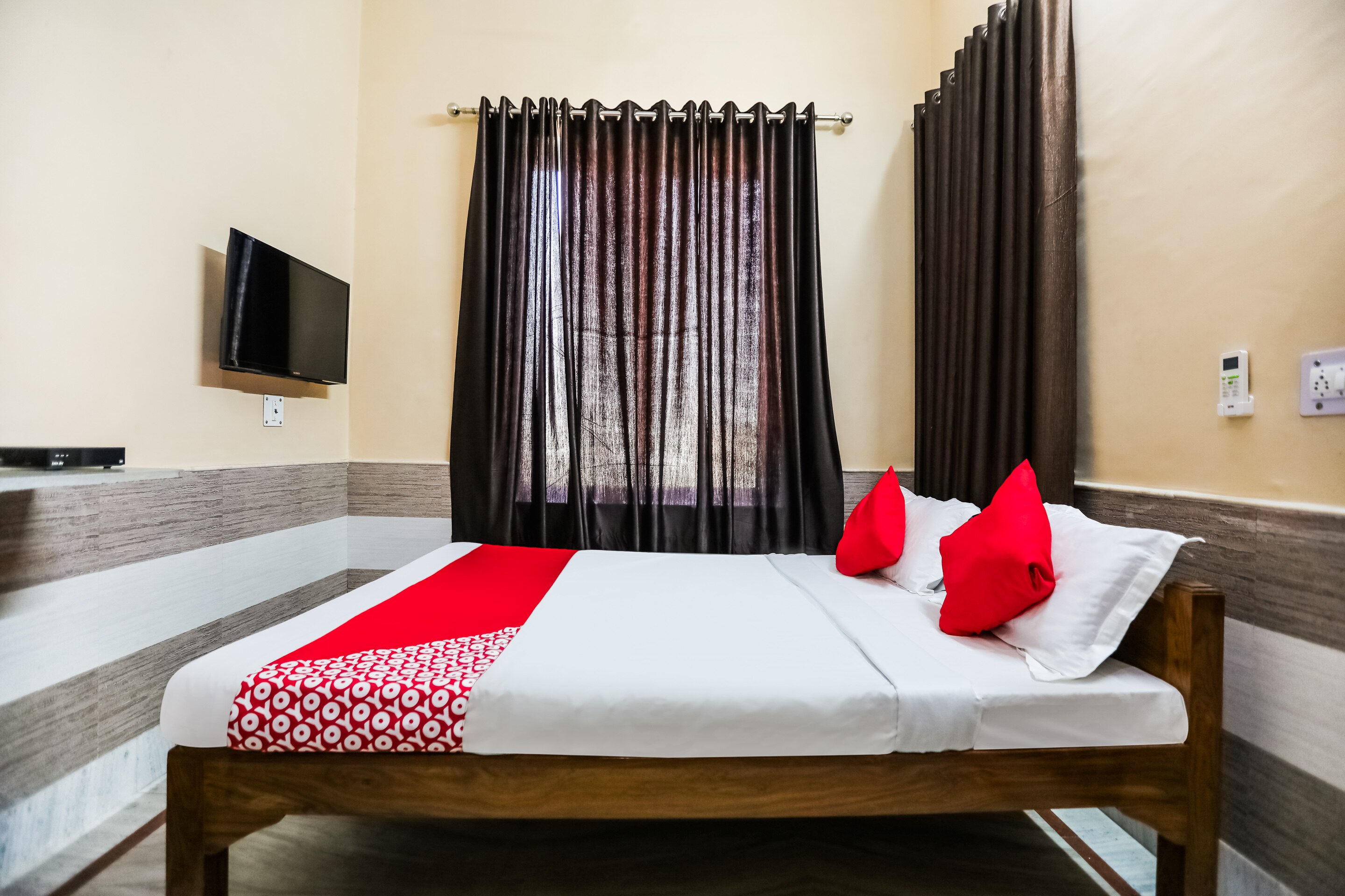 OYO Hotel Shashi - Tap to explore photos