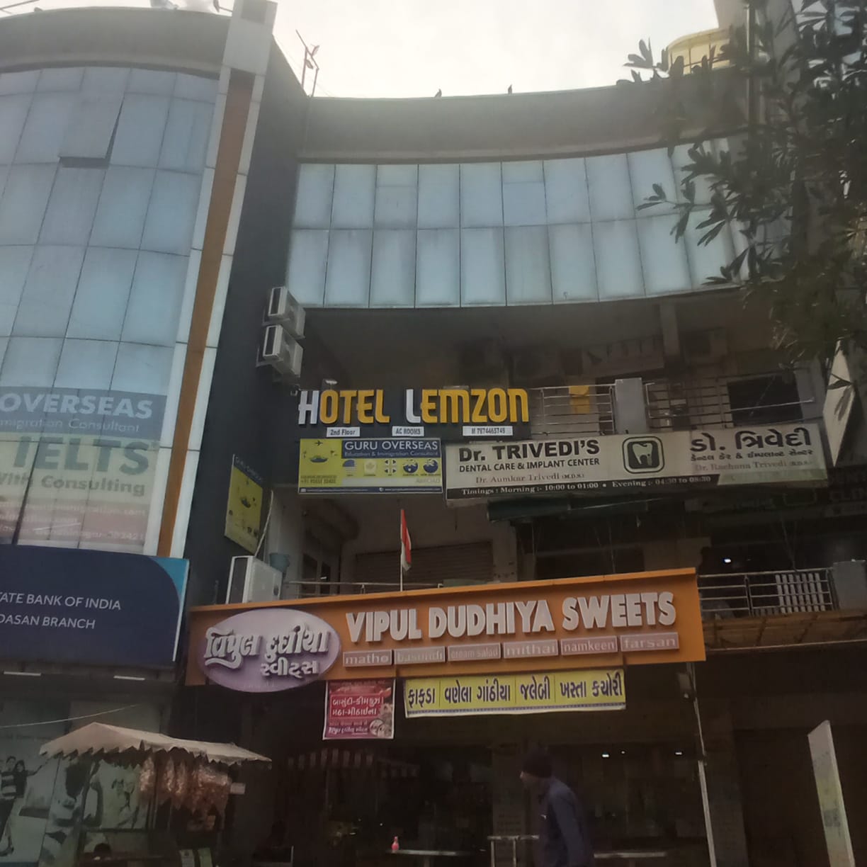 Hotel Lemzon Gandhinagar - Tap to explore photos