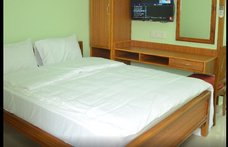 Muthu Guest house  - Tap to explore photos