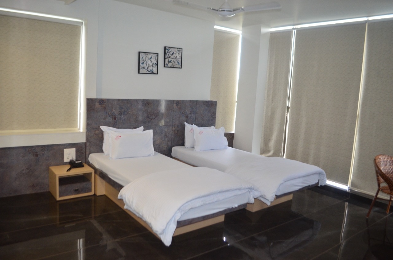 Deluxe Twin Bed AC Room 1