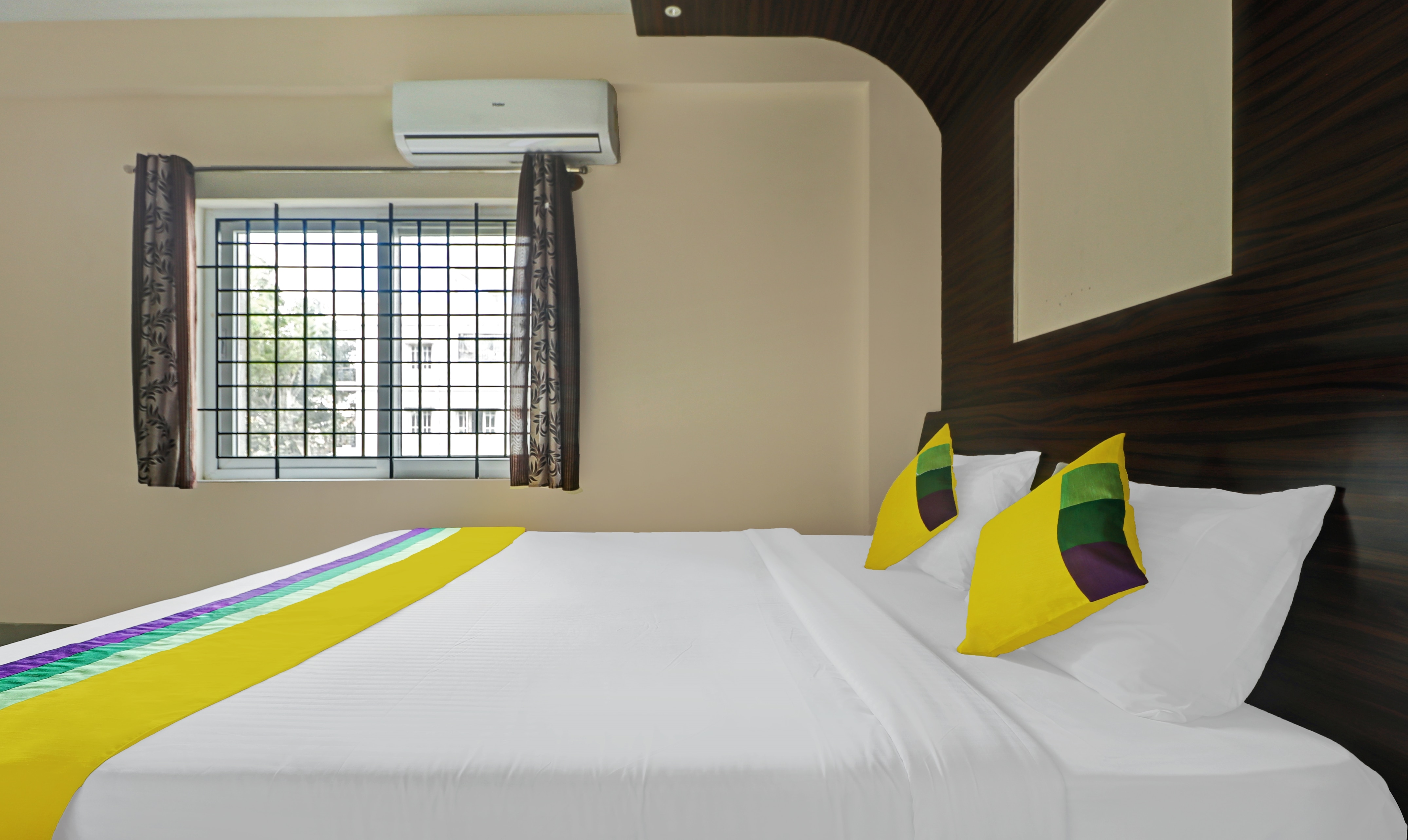 Itsy Hotels Colors Stay - Tap to explore photos