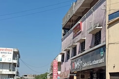 Balwant Lodging, Washim