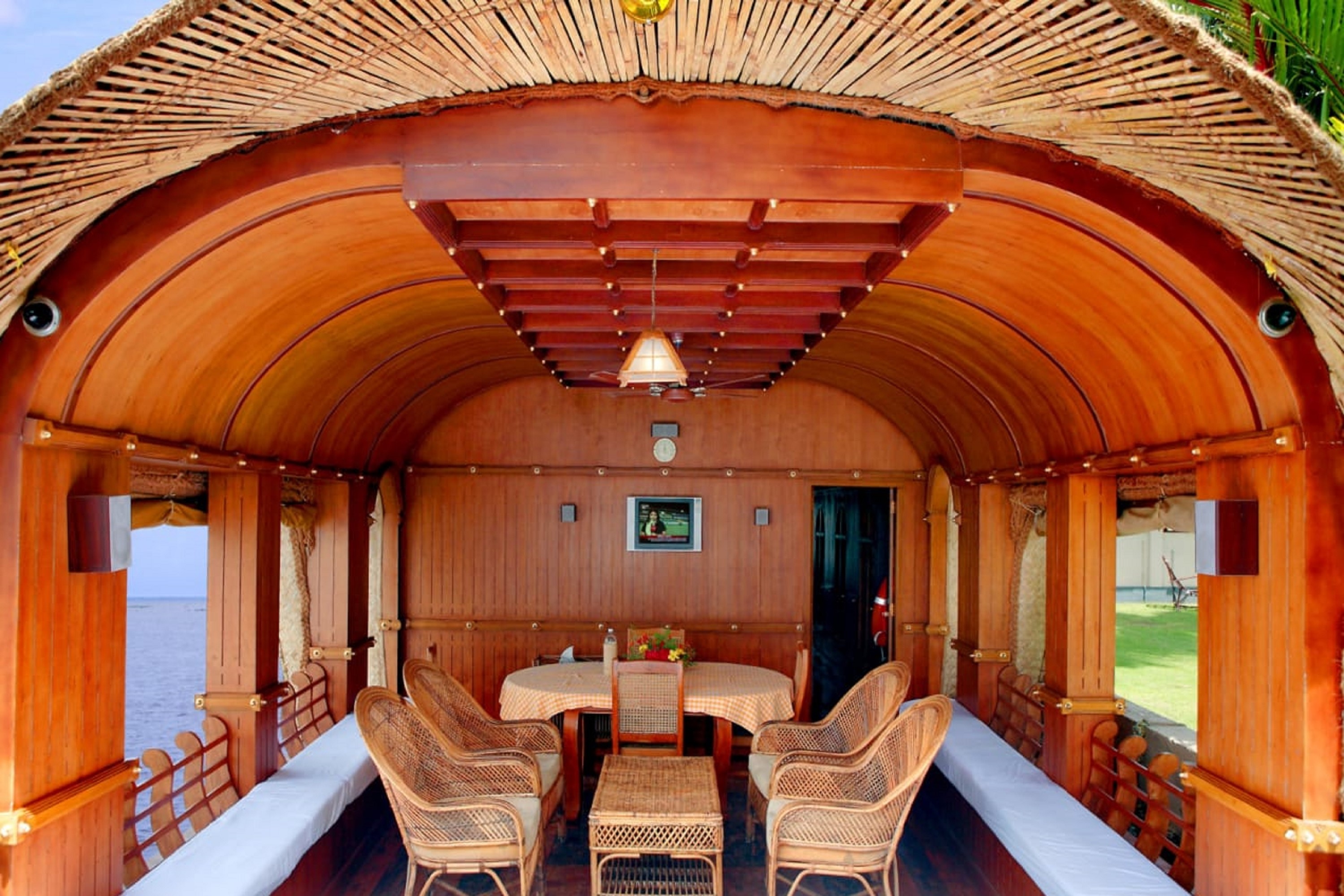 Paradise Trine Houseboat - Tap to explore photos