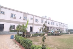Hotel Chandra Garden, Govardhan