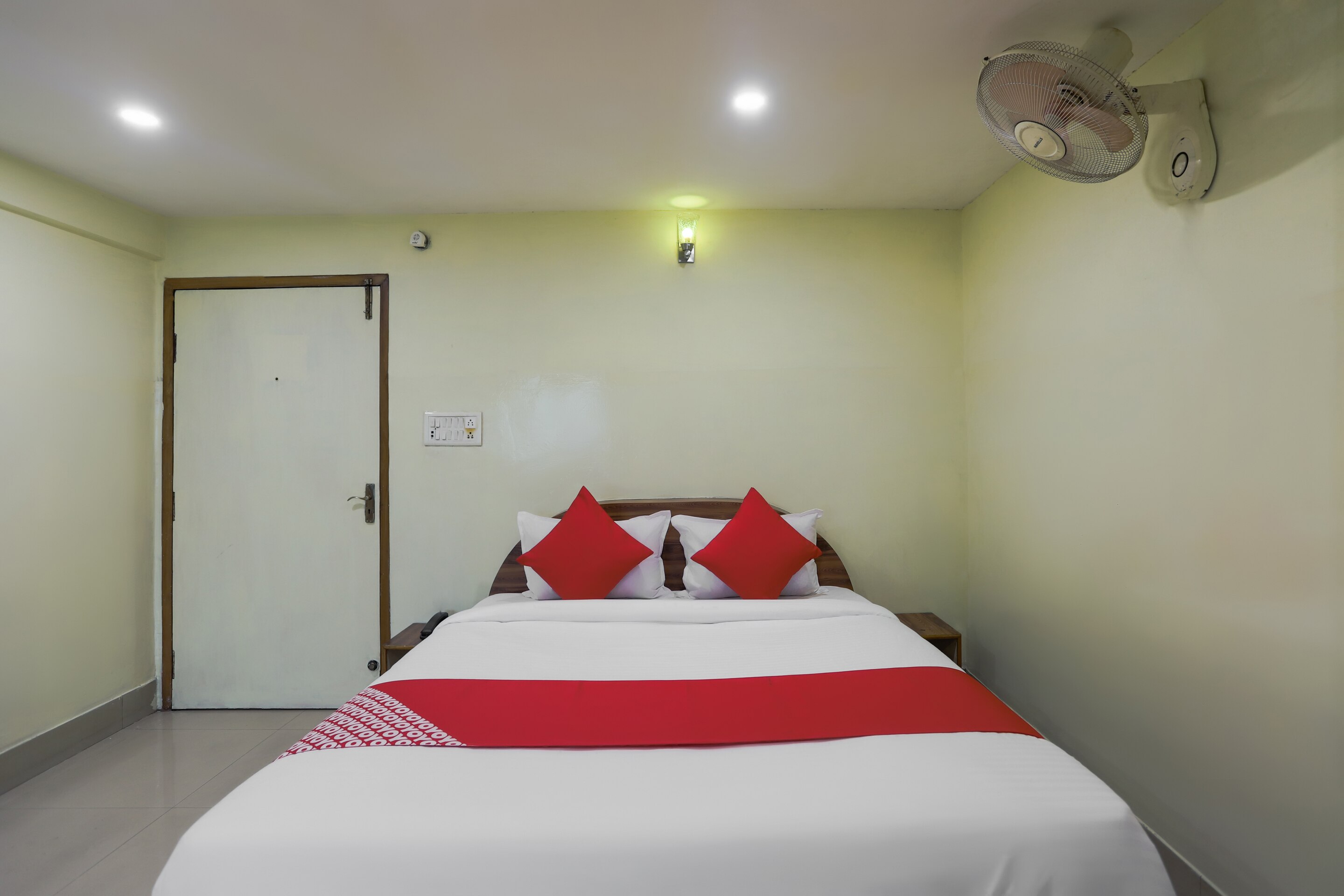 Oyo 46026 The Comfort Zone Raipur Chhattisgarh Inr 243 Off
