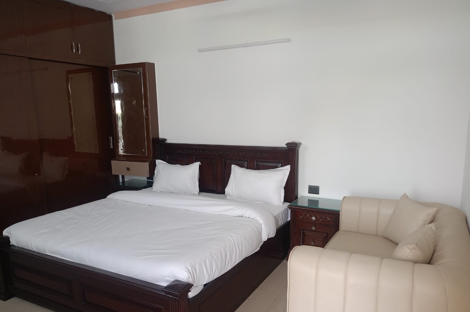 TANISH HOME STAY DWARKA 3BHK FLAT - Tap to explore photos