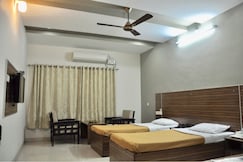 HOTEL SREE VIJAYALAKSHMI - (Previously Hotel Dolphin Inn), Toranagallu