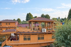 Harmukh Houseboat by Stay Pattern, Srinagar