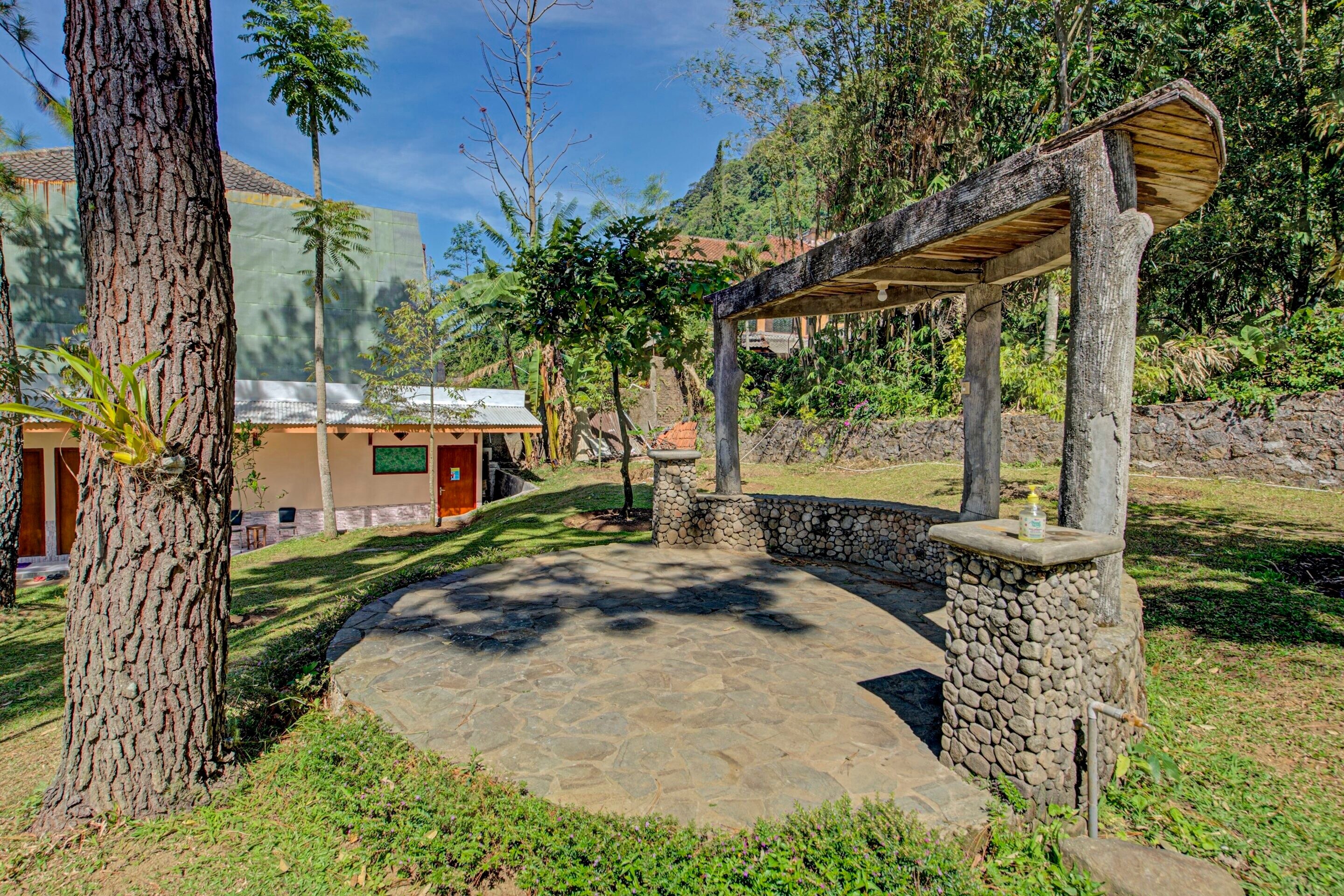OYO 3208 Villa Inn App Trawas Bintaro - Tap to explore photos