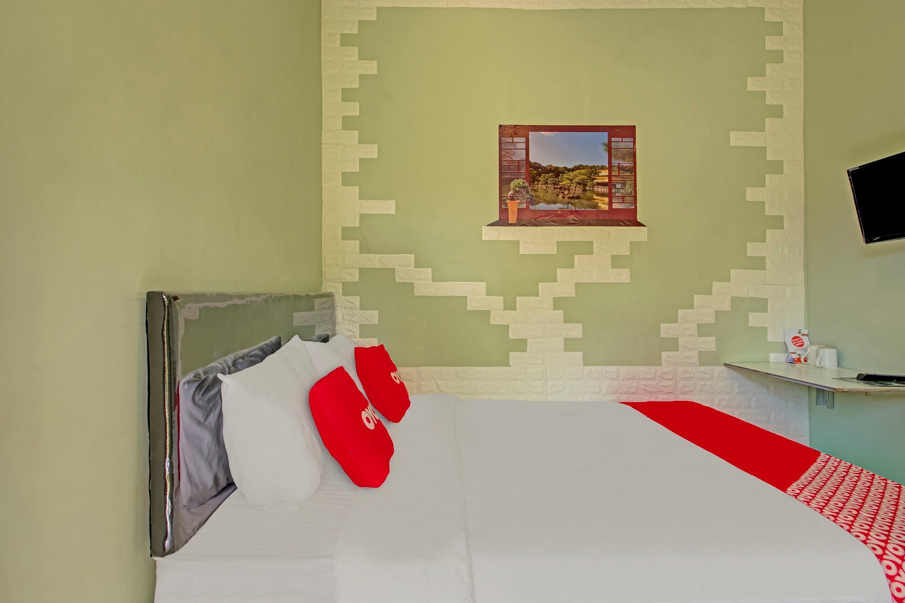 OYO 3208 Villa Inn App Trawas Bintaro - Tap to explore photos