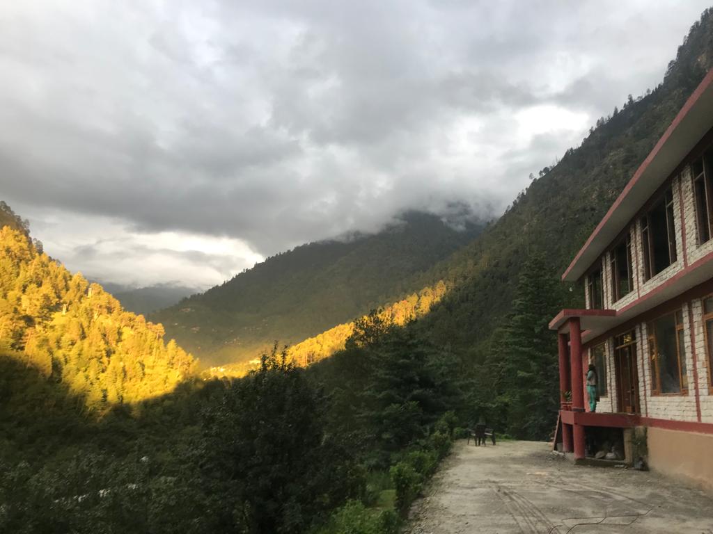 Hotel Shanti Place Tirthan Valley - Tap to explore photos