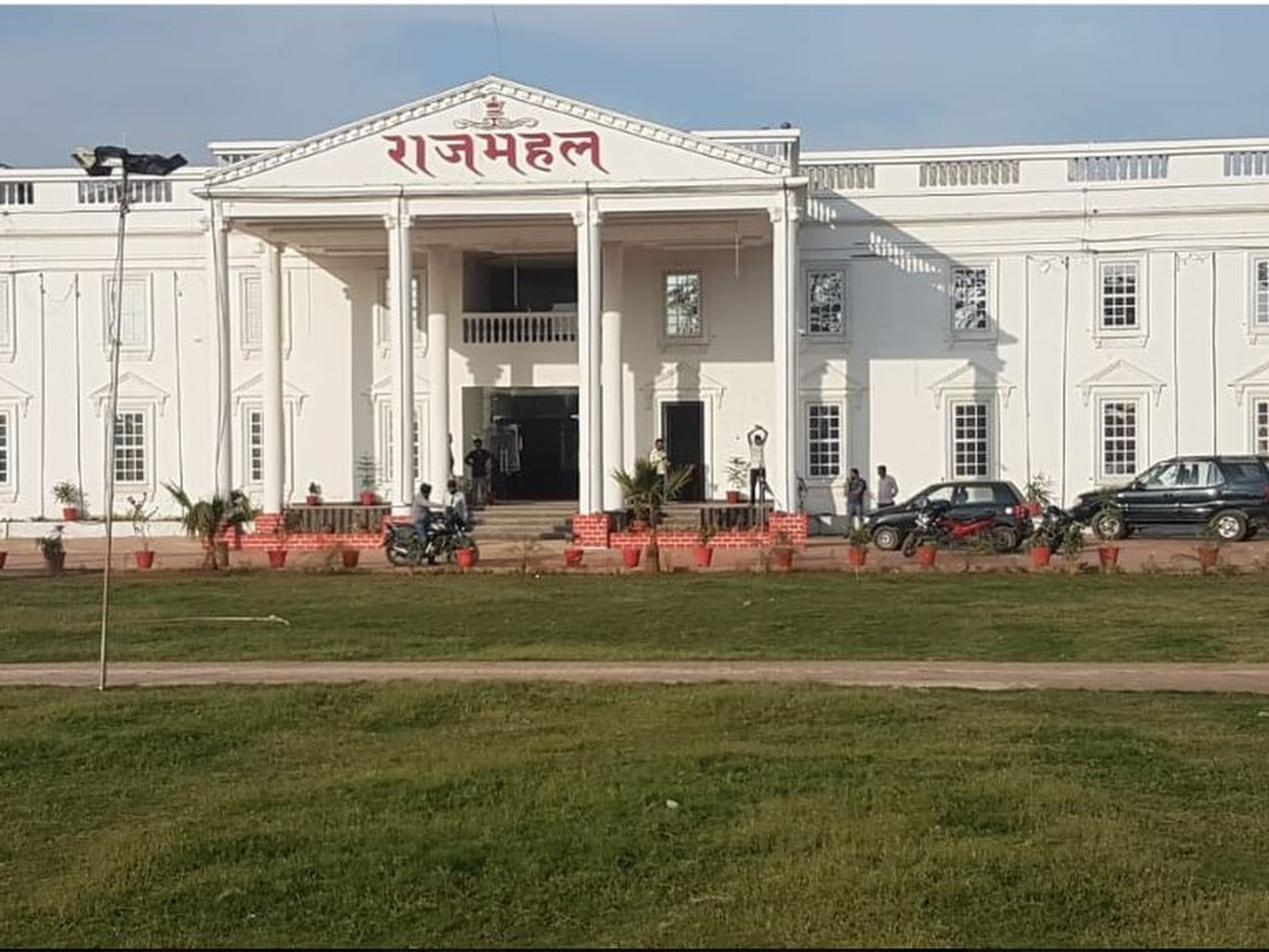 RAJMAHAL HOTEL AND MARRIAGE GARDEN - Tap to explore photos
