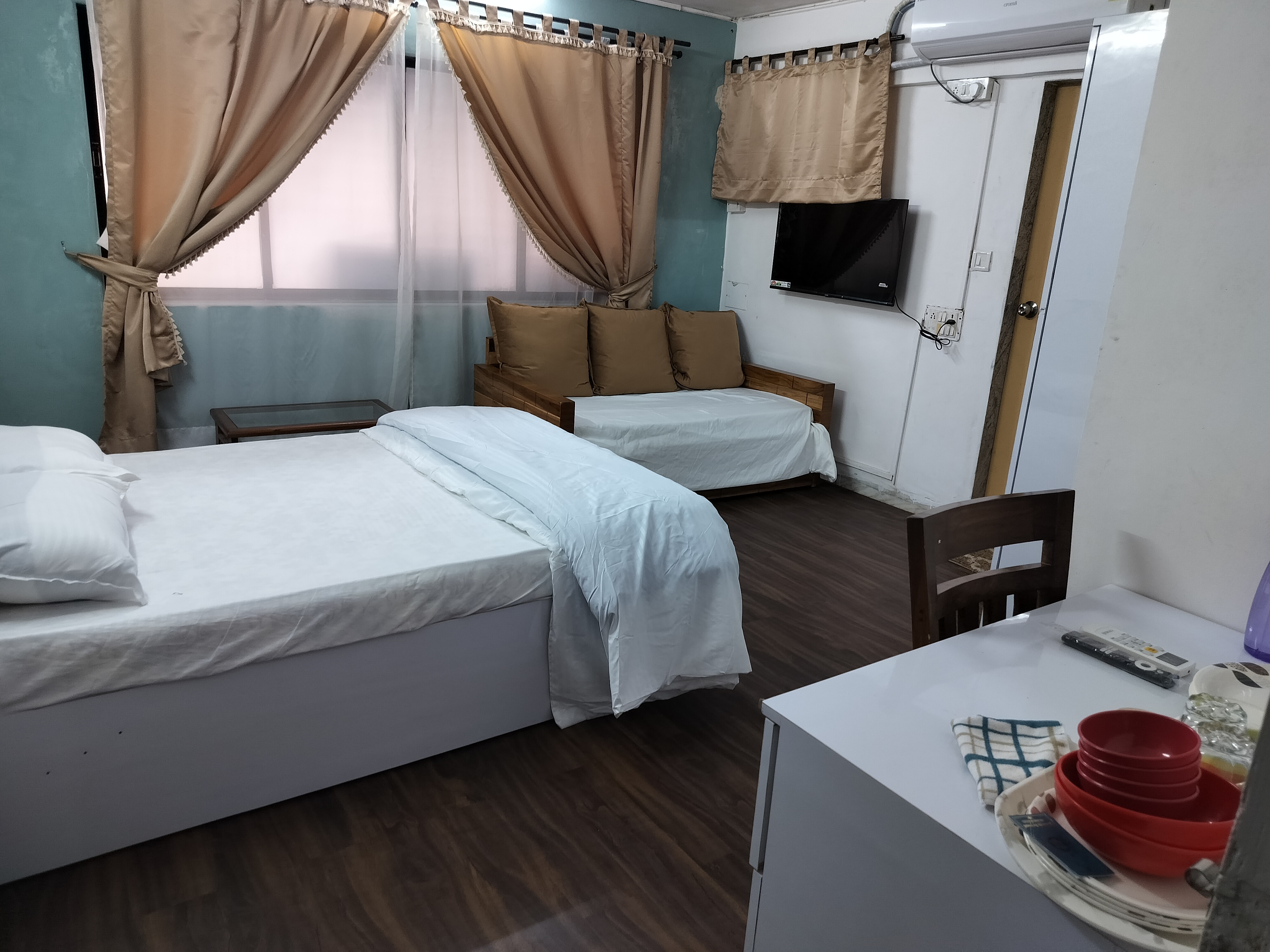 Modern room for 2/4 in Condo/Bungalow Andheri Wst - Tap to explore photos
