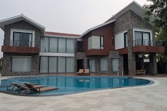 Palmwood Hills Luxury Farm With Private Pool, Manesar