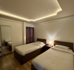 Deluxe Room With Twin Bed and Free Wifi 102