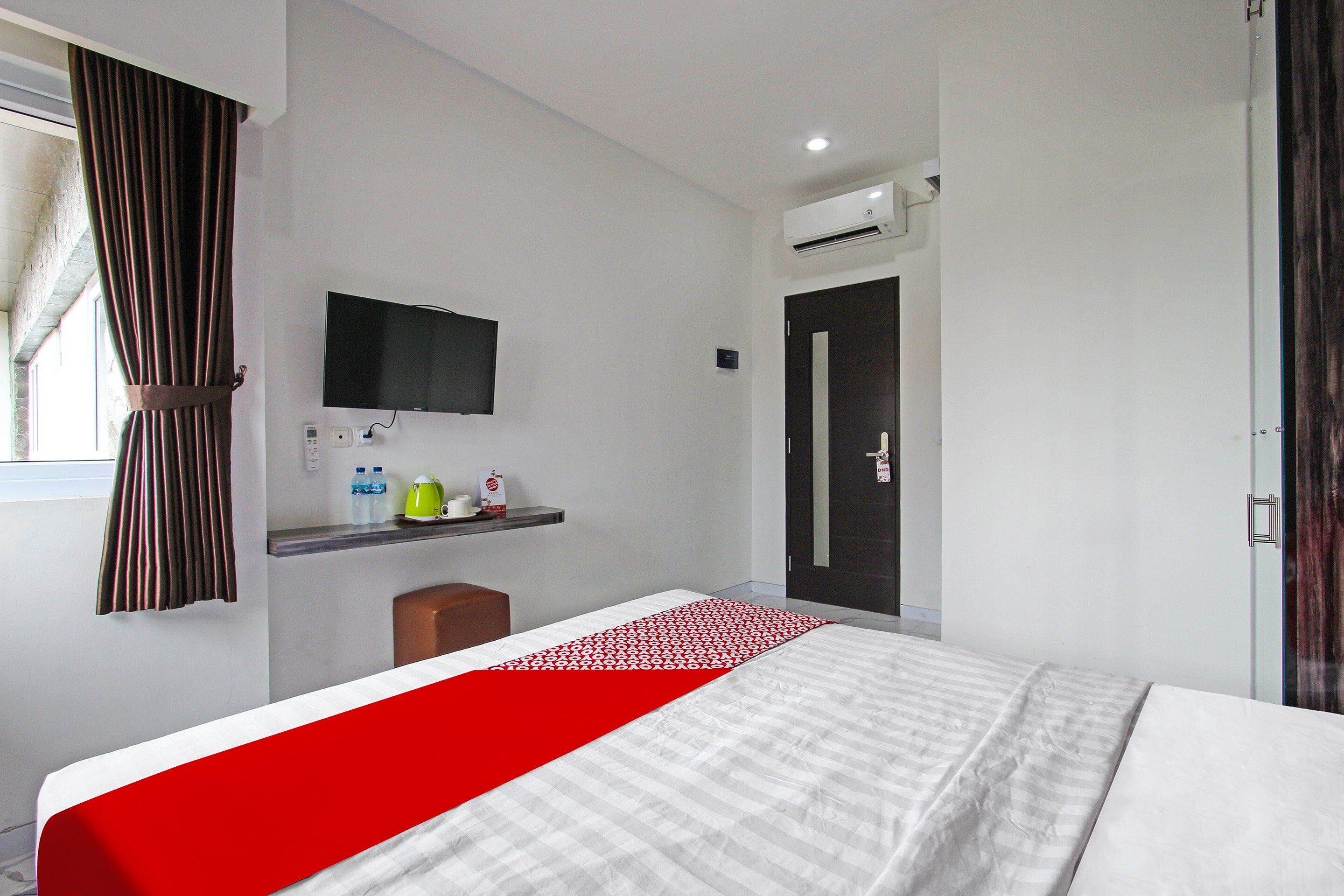 Super OYO Capital O 91665 D'prof Exclusive Guesthouse - Tap to explore photos