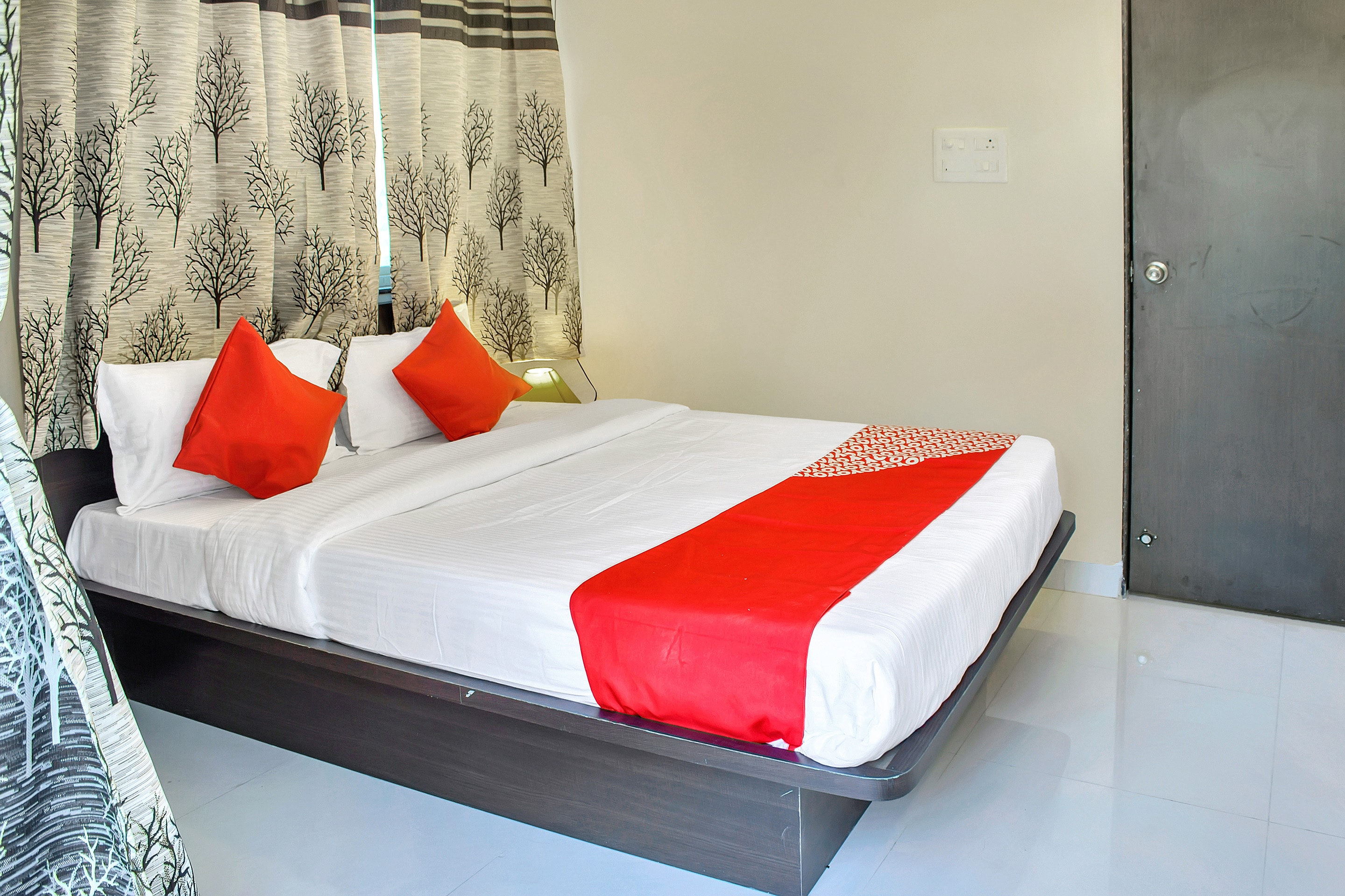 Hotel O Homes Vardhan House 2 - Tap to explore photos