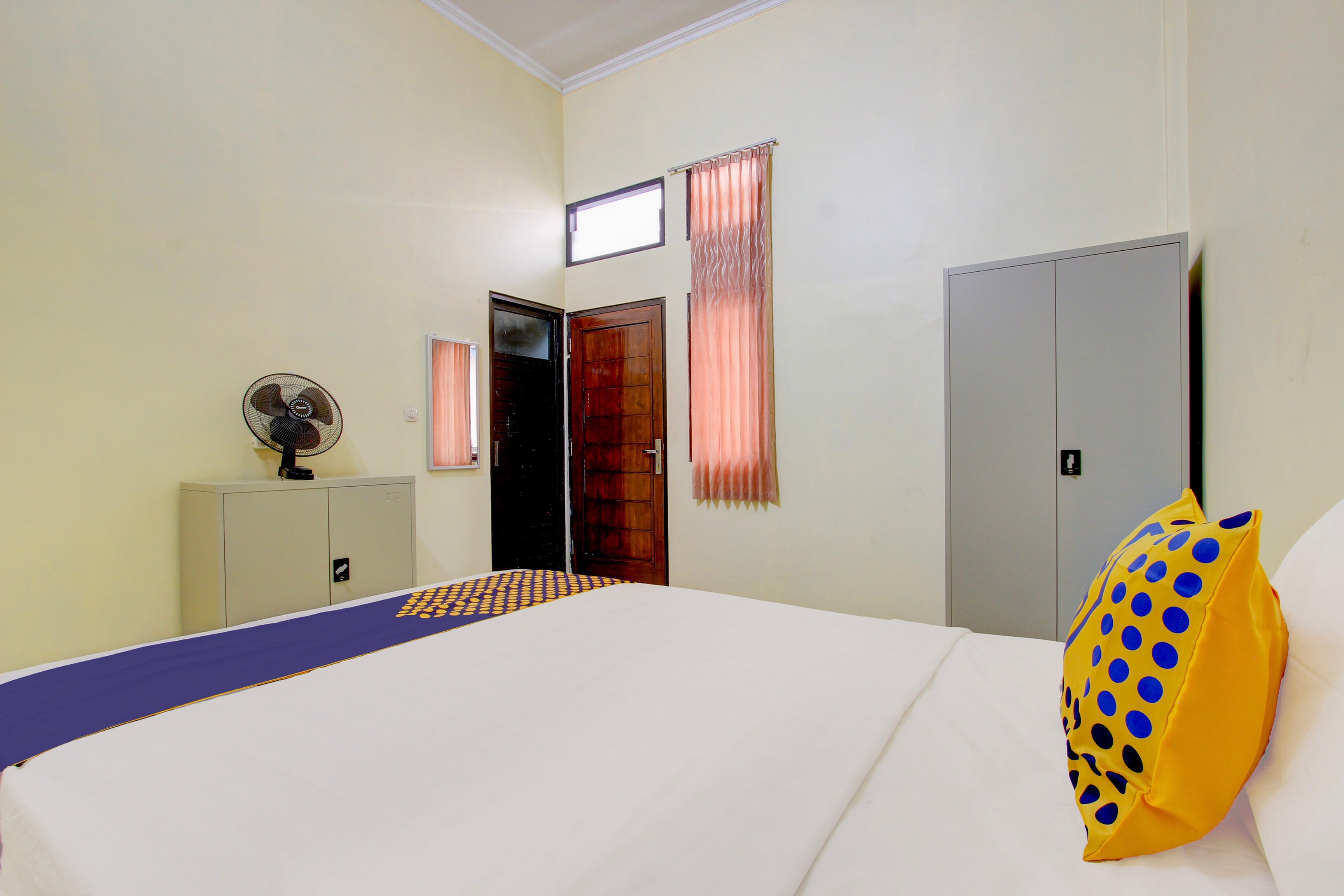 SPOT ON 93245 Guest House Mulia Dua Syariah - Tap to explore photos
