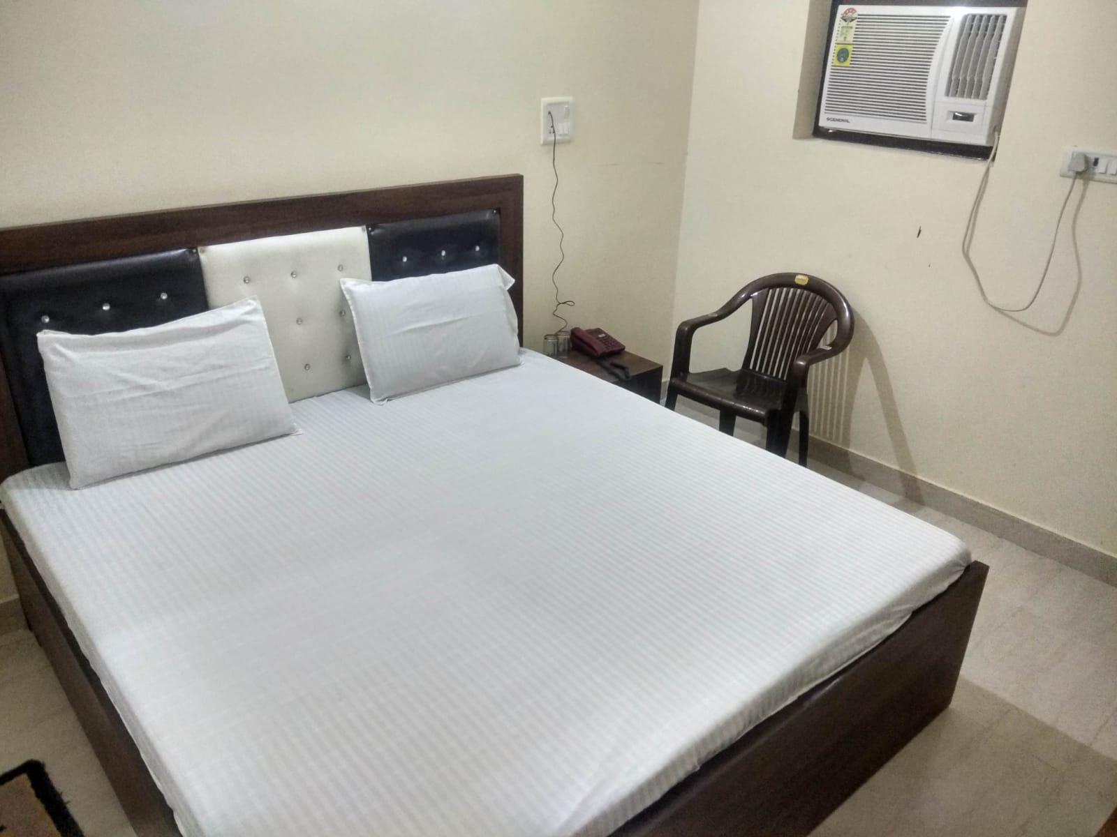 KOHINOOR GUEST HOUSE - Tap to explore photos