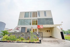 OYO Life 90606 Glass House Citraland Syariah, Gresik