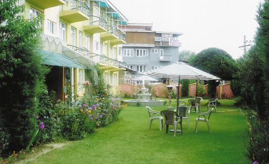 Hotel Pine Grove Near to Dal Lake - Tap to explore photos