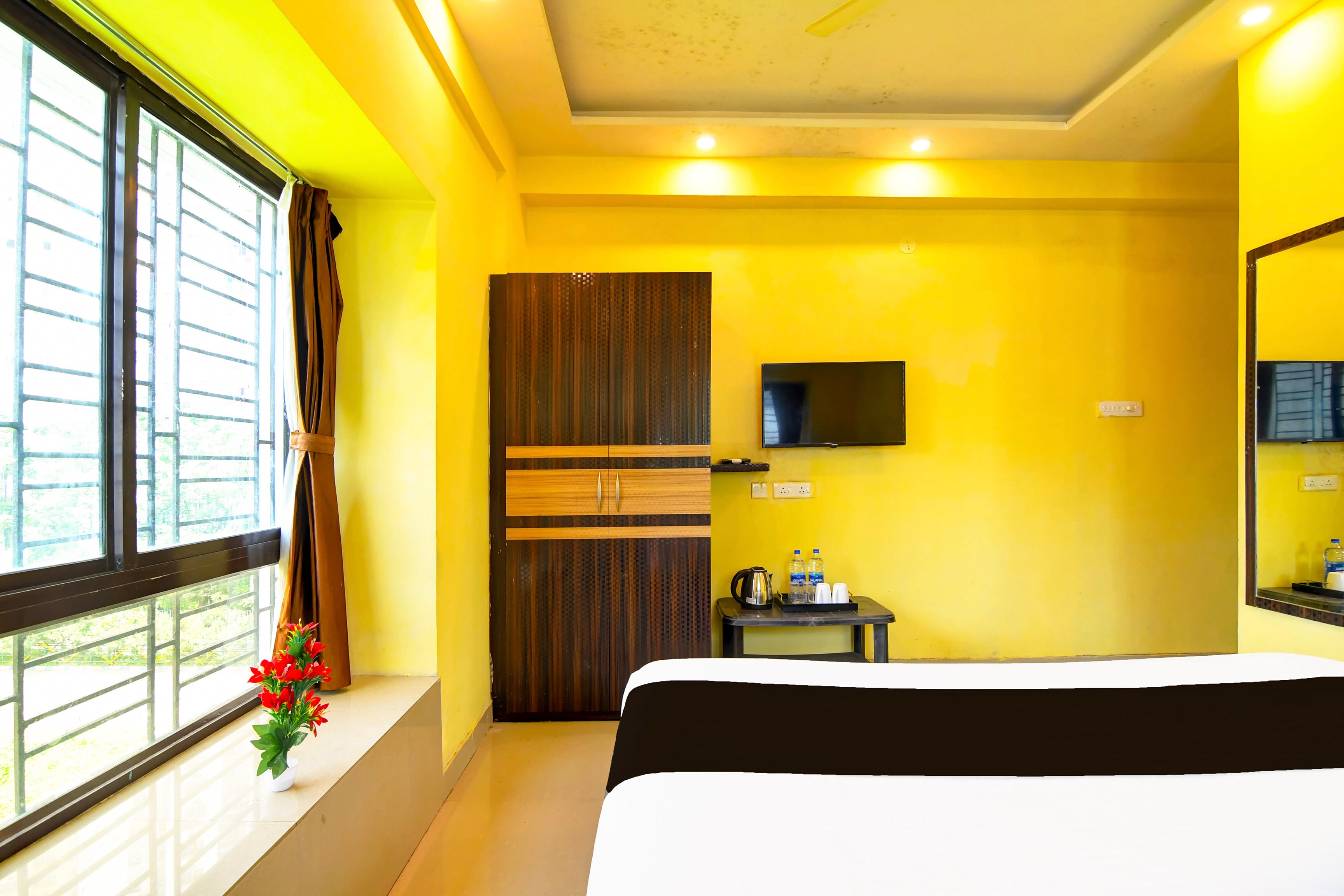 Hotel O Uniworld City - Tap to explore photos