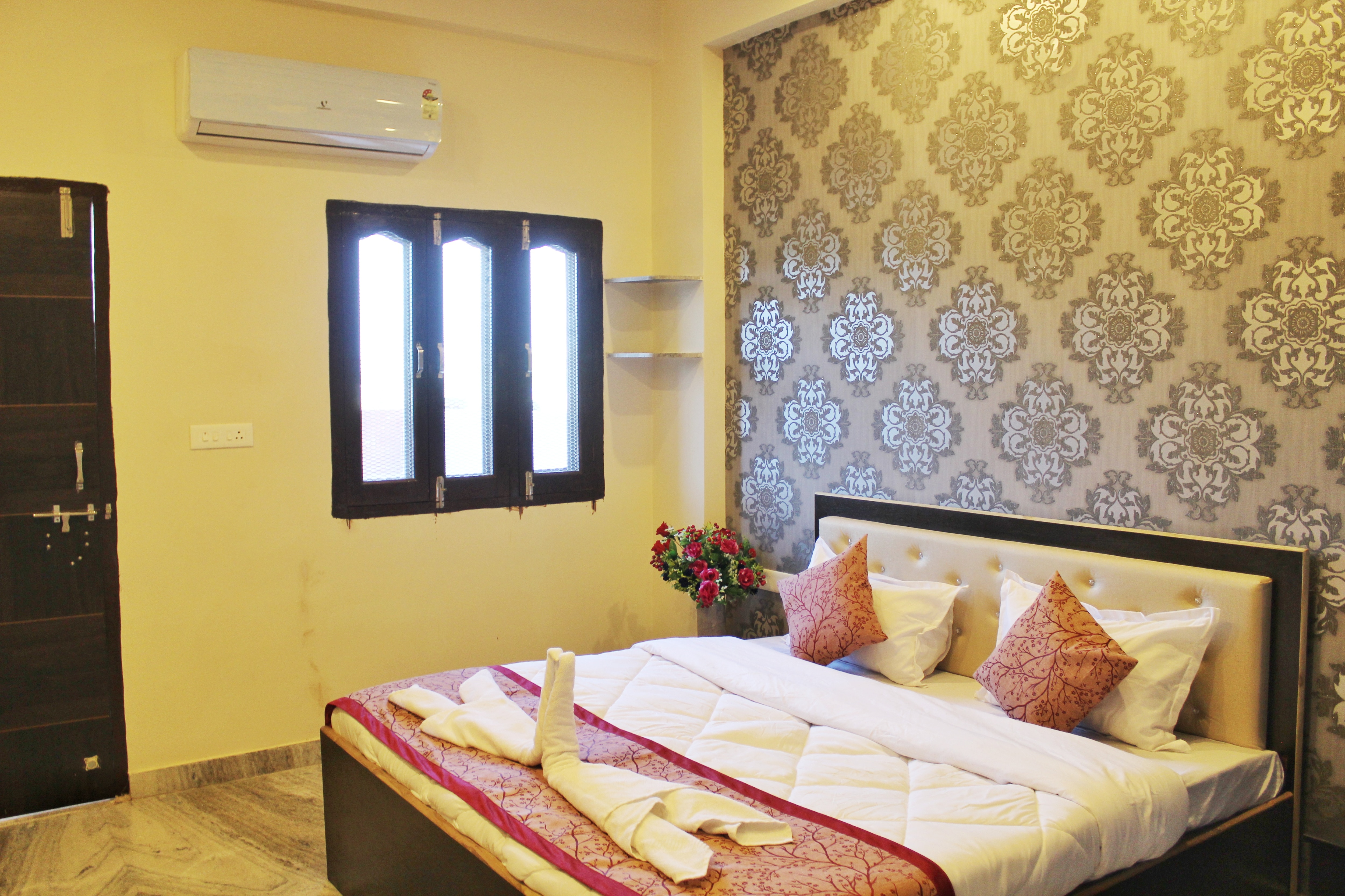 Kanhaiya Home Stay (Lake View Rooms ) - Tap to explore photos