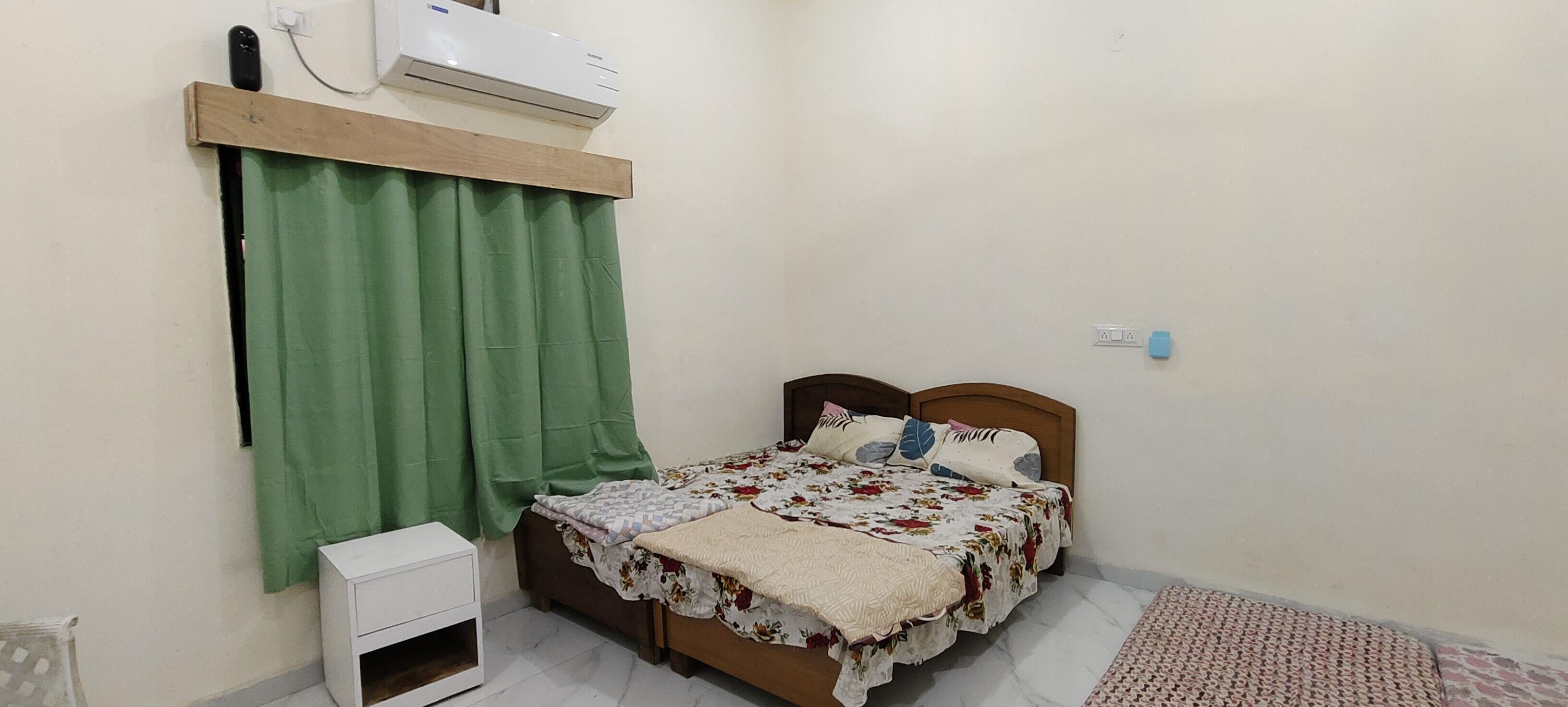 New Saaya Guest House - Tap to explore photos