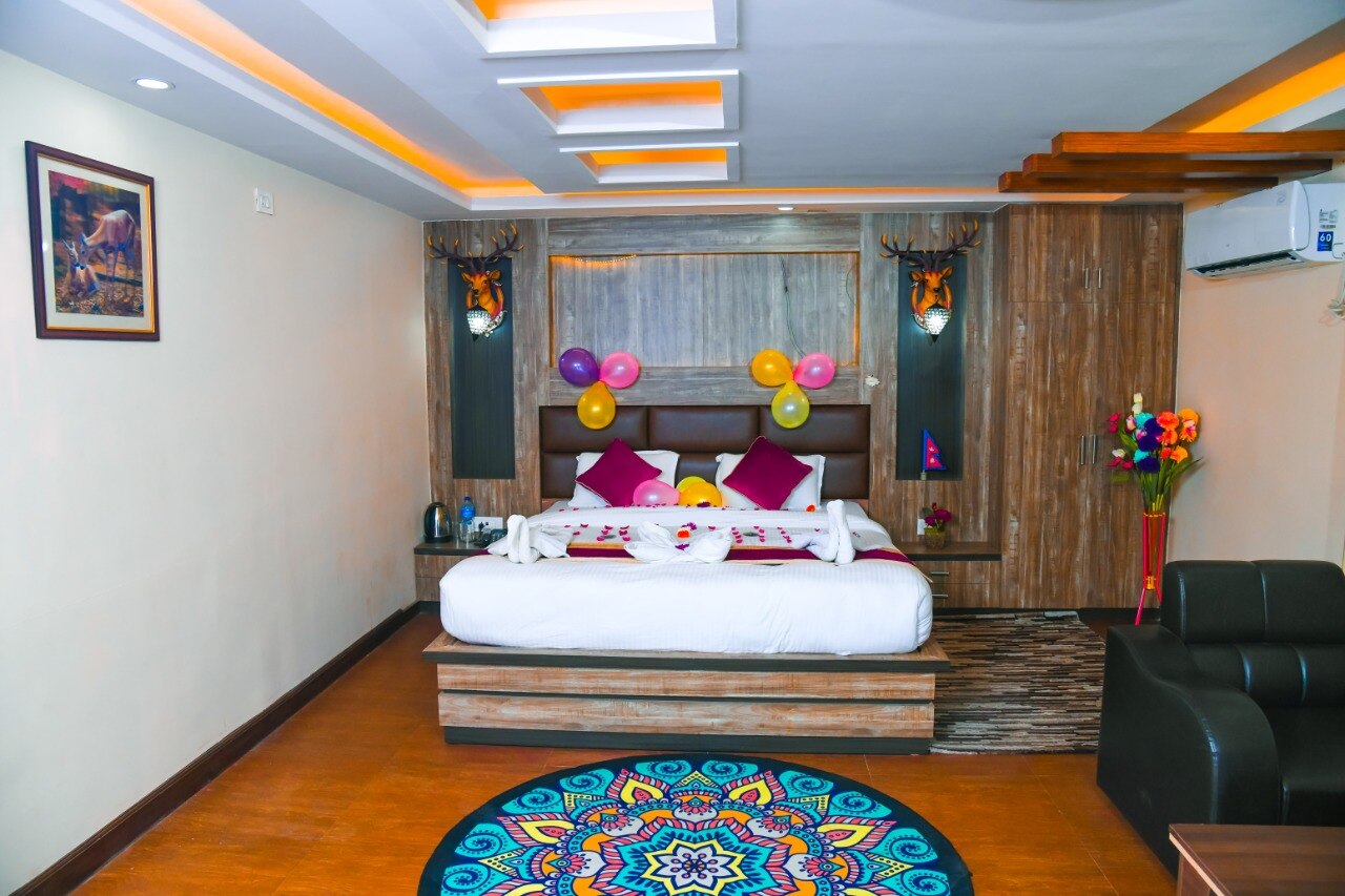 Hotel Airport Deepshree - Tap to explore photos