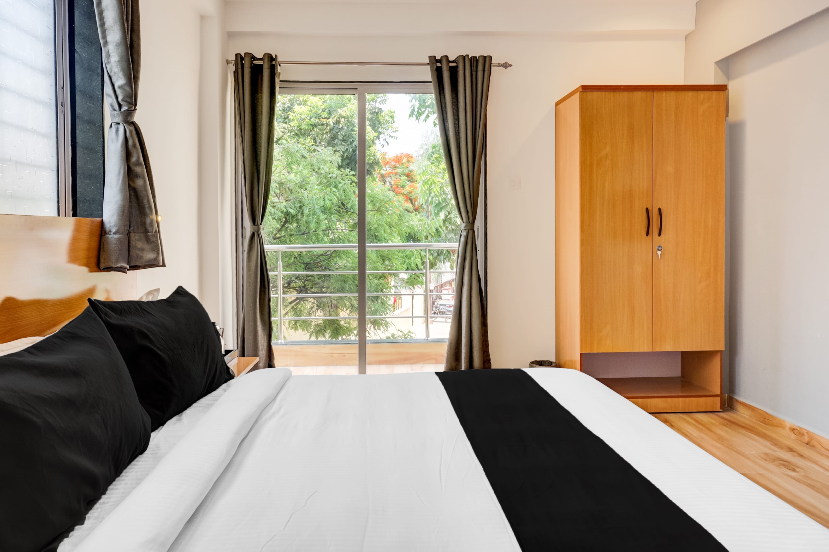 Super Hotel O Rova Stays Near Phoenix Marketcity - Viman Nagar - Tap to explore photos