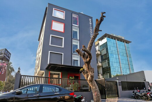 Super OYO TONWHOUSE 1274 PatrakarPuram