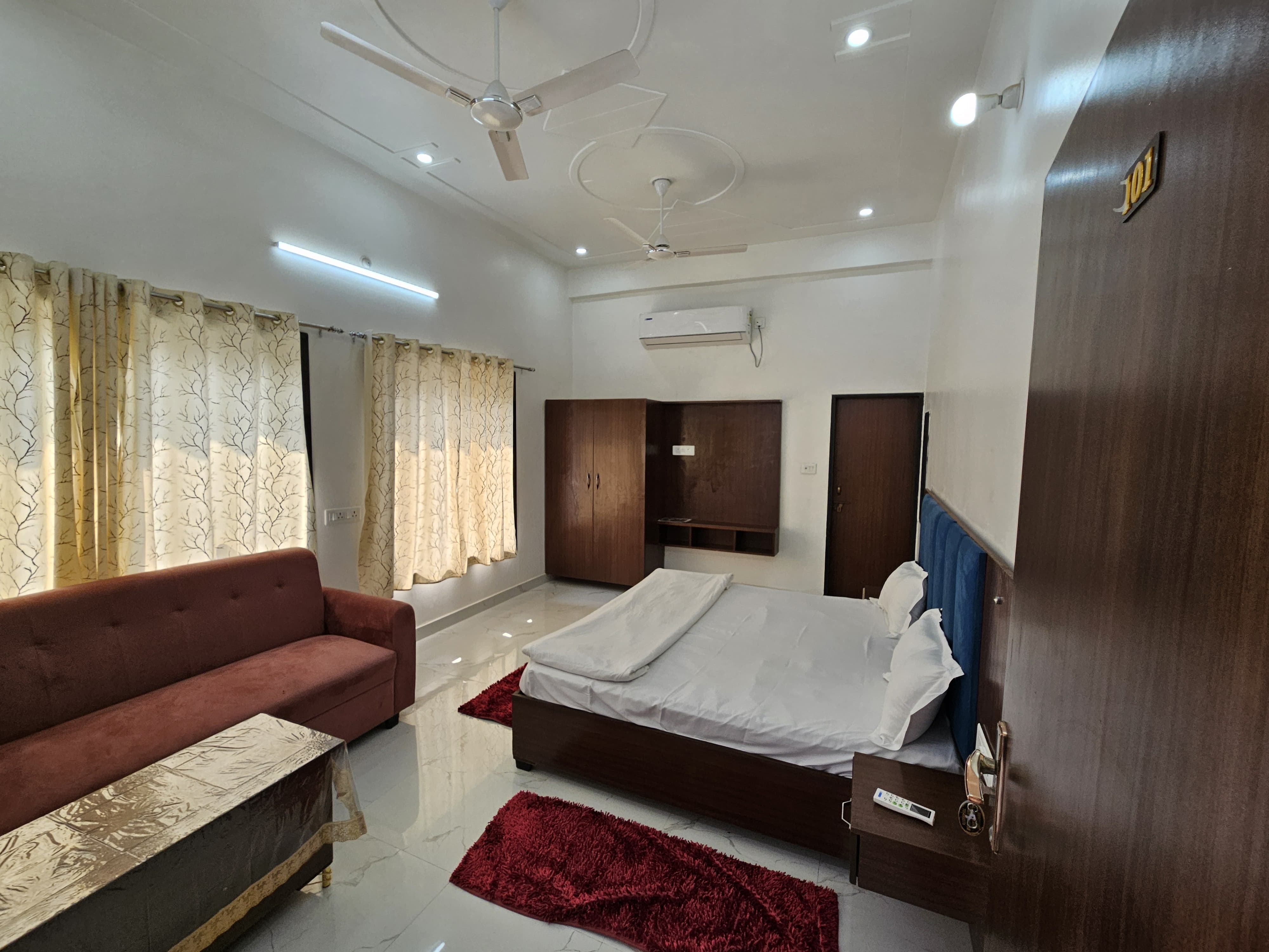 Kharari Guesthouse - Tap to explore photos